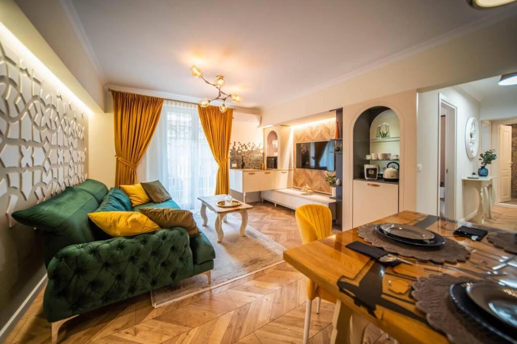 History Museum Apartment Bukares Bagian luar foto