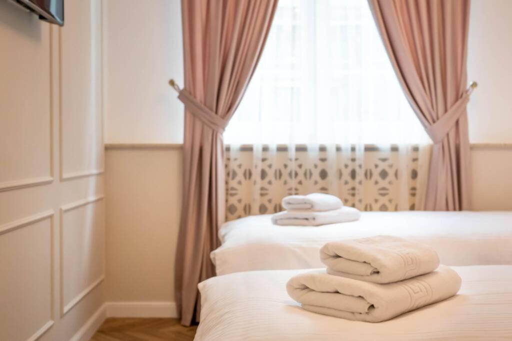 History Museum Apartment Bukares Bagian luar foto